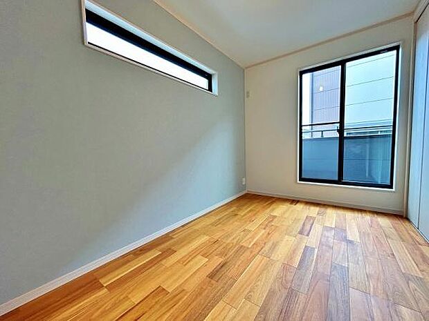 バルコニーに面した明るい洋室