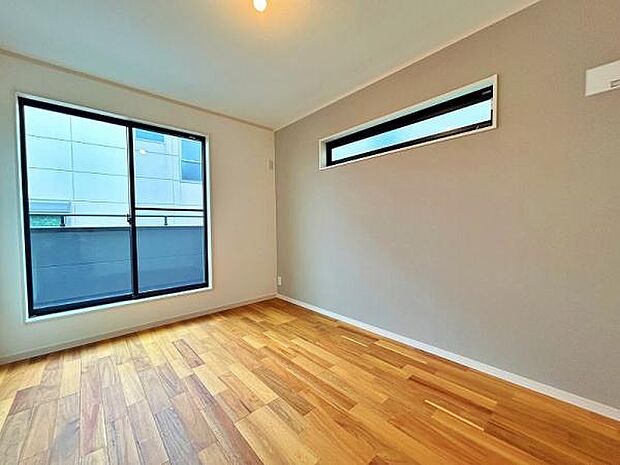 大きい窓のある明るい洋室