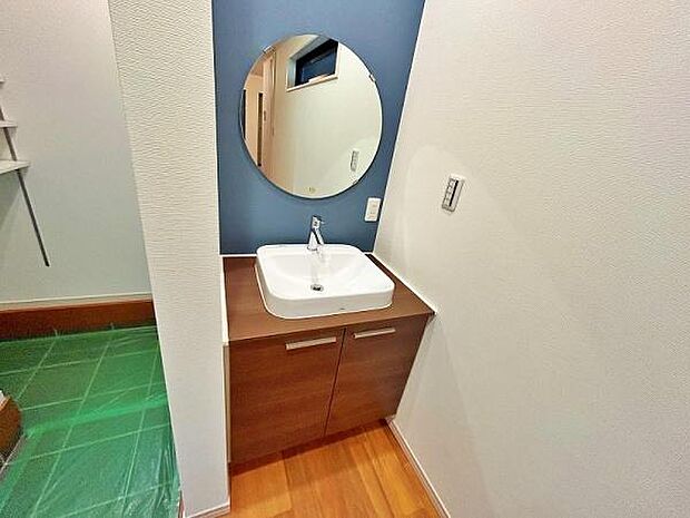 玄関横に洗面台があるので便利です