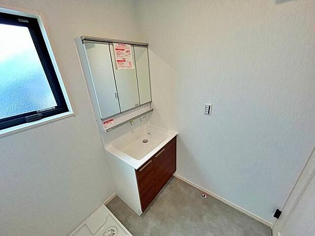 3面鏡の裏に収納があり洗面周りがスッキリ