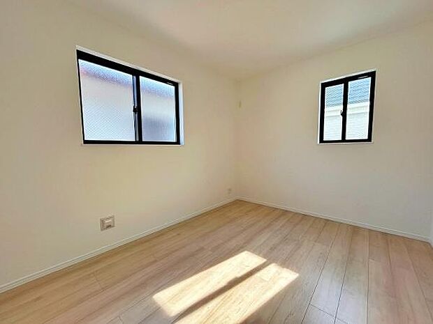 大きな窓があり風通しの良い洋室