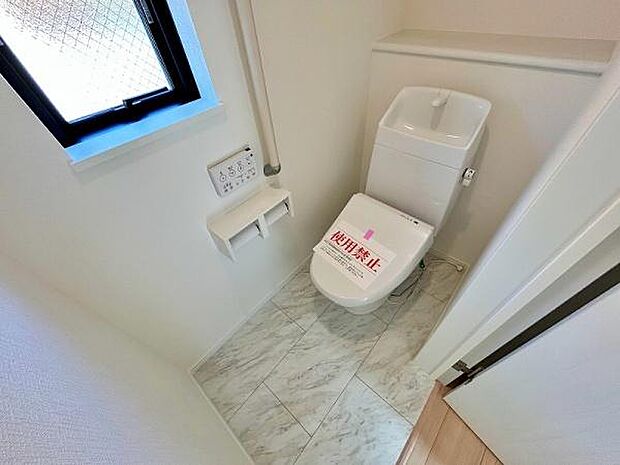 窓がある明るいトイレ