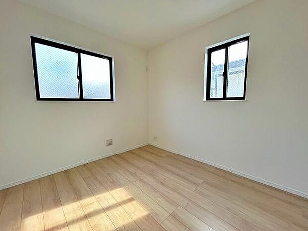 2面採光の明るい洋室