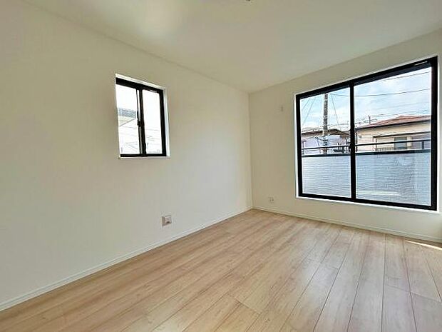 バルコニーに面した明るい洋室