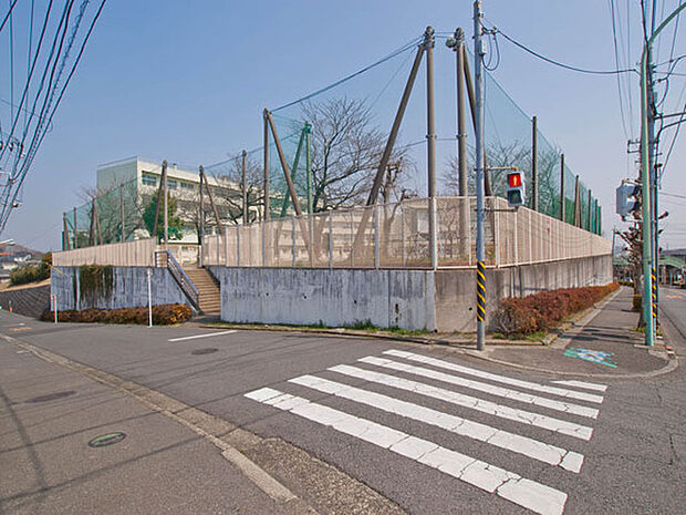 厚木市立毛利台小学校まで990m