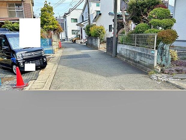 交通量が少なめな前面道路で安心です