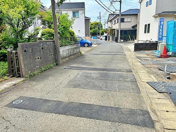 交通量が少なめな前面道路で安心です