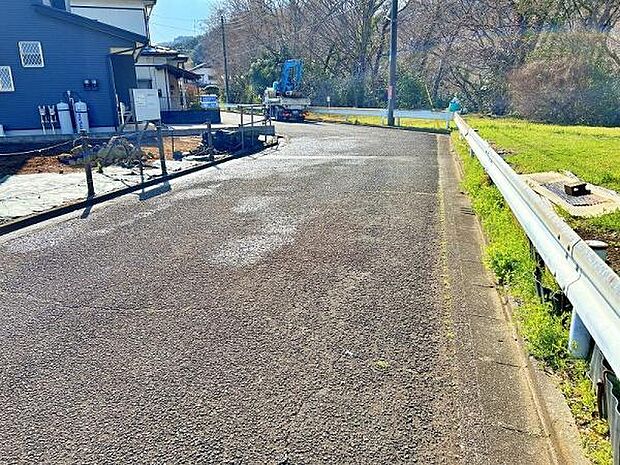 交通量が少なめな前面道路で安心です