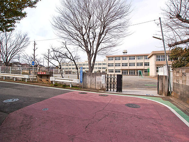 綾瀬市立綾西小学校まで810m