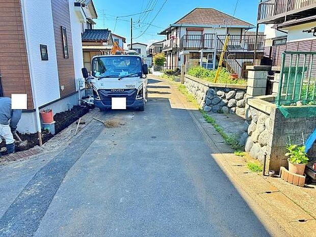 交通量が少なめな前面道路で安心です