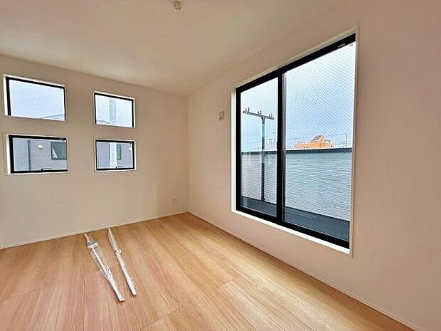 大きな窓があり風通しの良い洋室