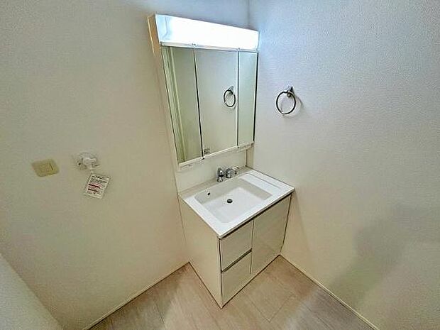 3面鏡の裏に収納があり洗面周りがスッキリ