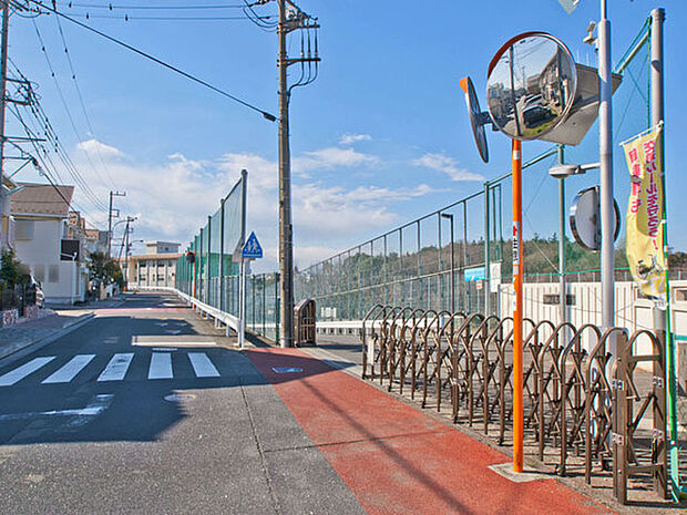 綾瀬市立北の台中学校まで745m