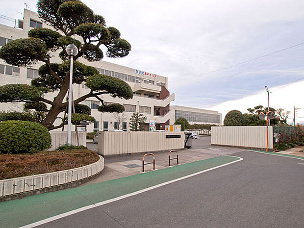 伊勢原市立伊勢原中学校まで373m