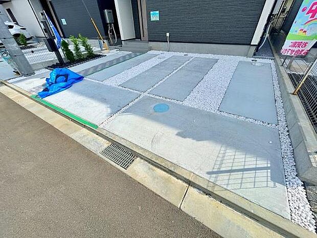 車は並列で2台駐車できます!