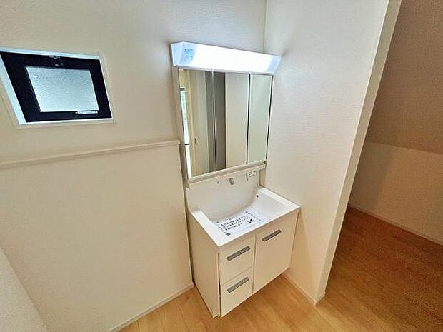 収納が豊富な洗面室