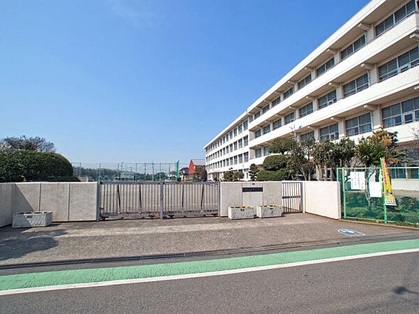 綾瀬市立落合小学校まで1054m