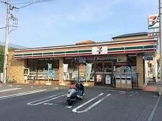 セブンイレブン綾瀬上土棚中1丁目店まで653m