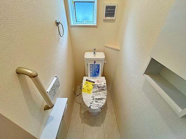 窓がある明るいトイレ