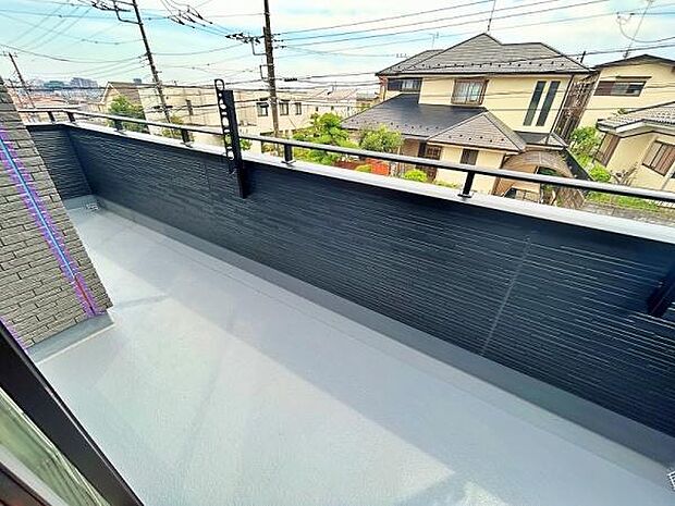 南西向きの明るいバルコニー