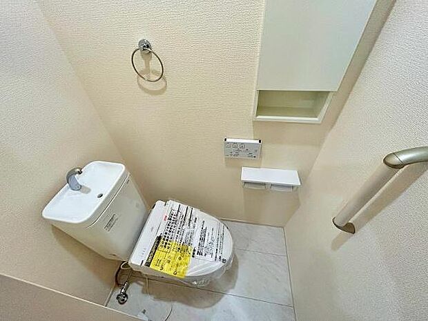 棚があるので、トイレ内がスッキリします