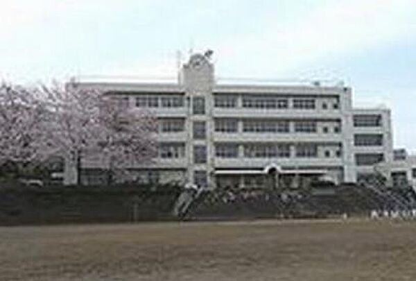 座間市立南中学校まで342m