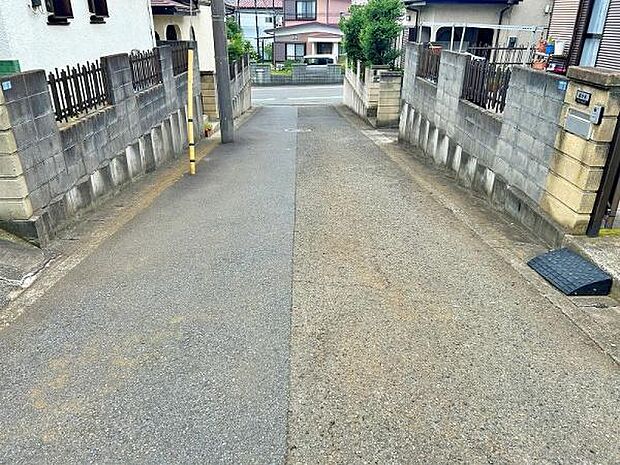 交通量が少なめな前面道路で安心です