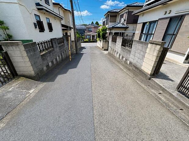 交通量が少なめな前面道路で安心です