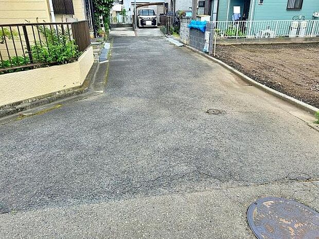 交通量が少なめな前面道路で安心です
