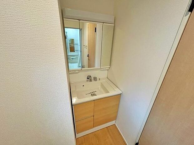 3面鏡の裏に収納があり洗面周りがスッキリ