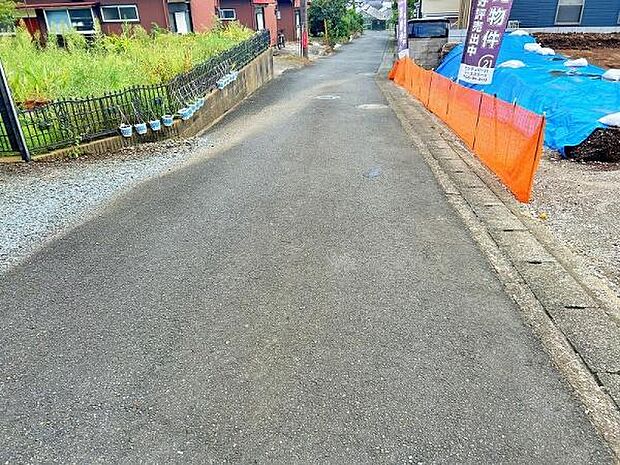 交通量が少なめな前面道路で安心です