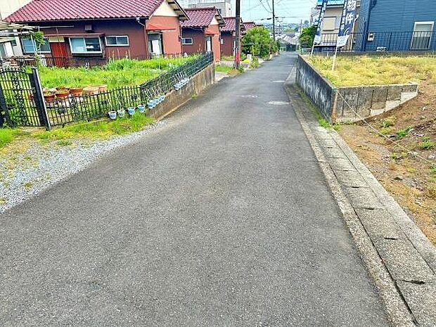 交通量が少なめな前面道路で安心です