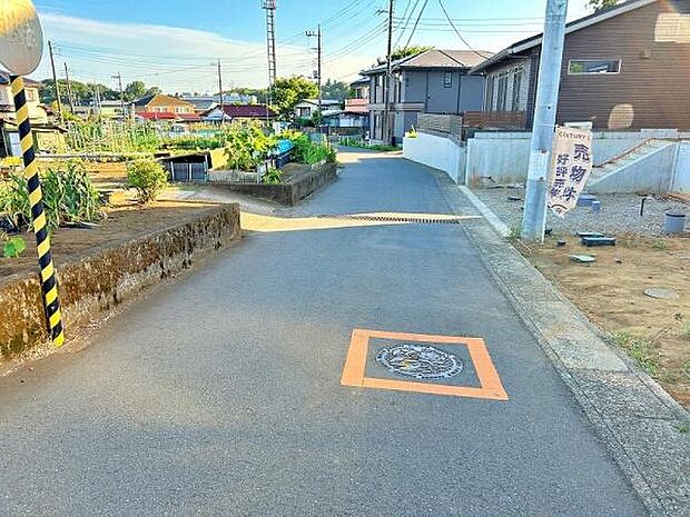 交通量が少なめな前面道路で安心です