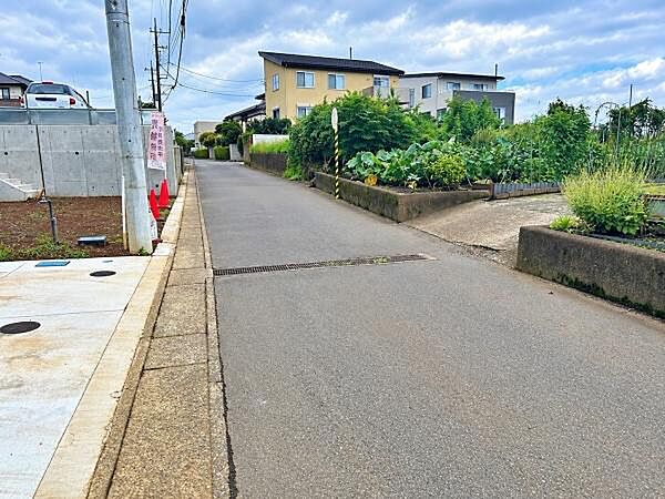 交通量が少なめな前面道路で安心です