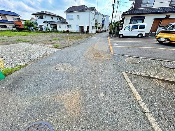 交通量が少なめな前面道路で安心です