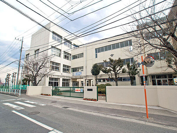 座間市立西中学校まで971m