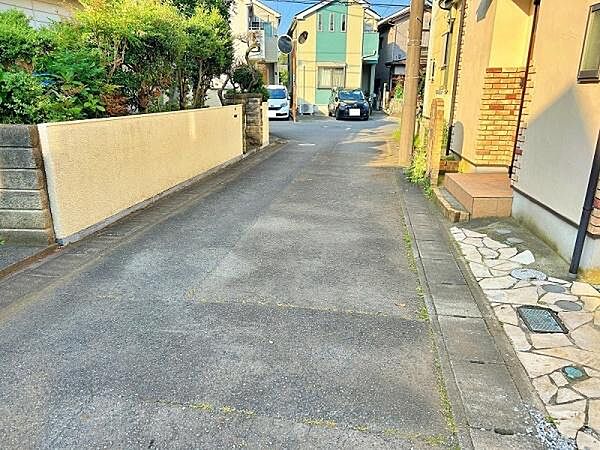 交通量が少なめな前面道路で安心です