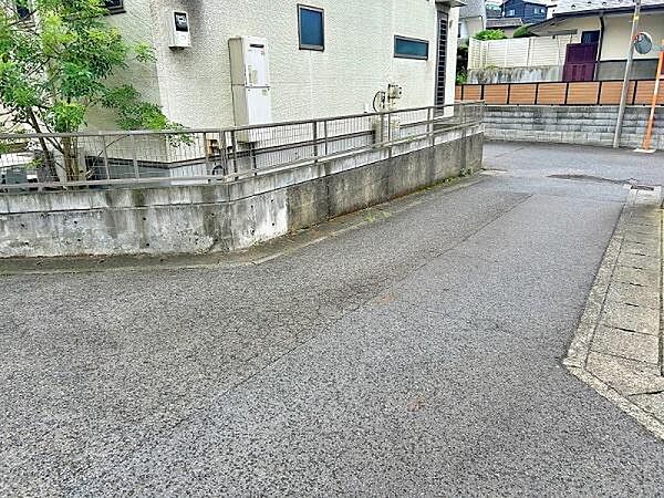 交通量が少なめな前面道路で安心です