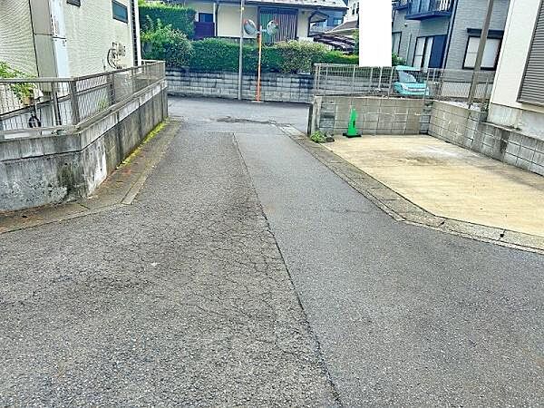 交通量が少なめな前面道路で安心です