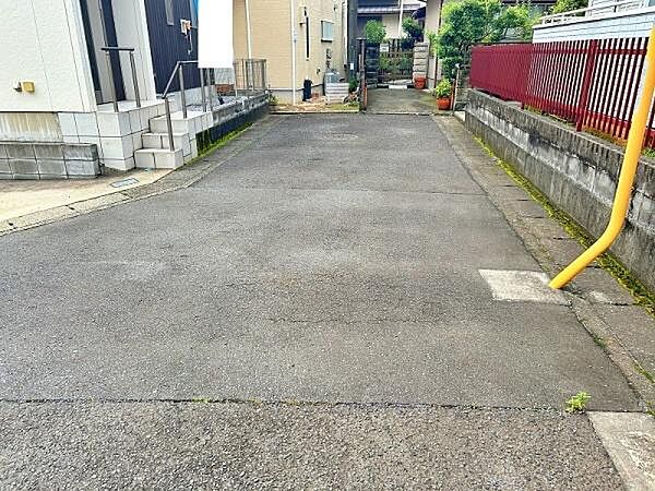 交通量が少なめな前面道路で安心です