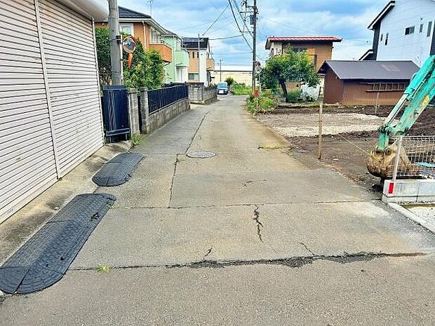 交通量が少なめな前面道路で安心です
