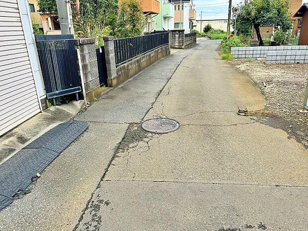 交通量が少なめな前面道路で安心です