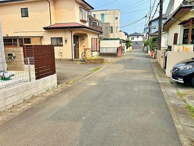 交通量が少なめな前面道路で安心です