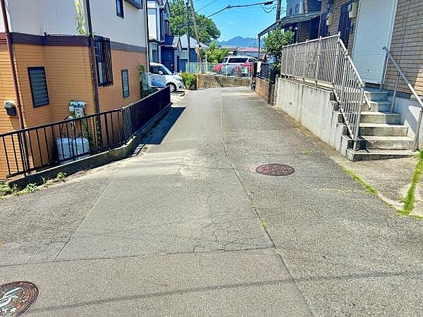 交通量が少なめな前面道路で安心です