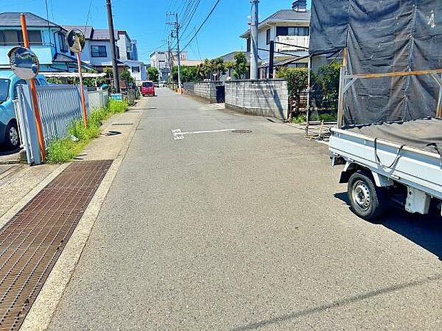 交通量が少なめな前面道路で安心です