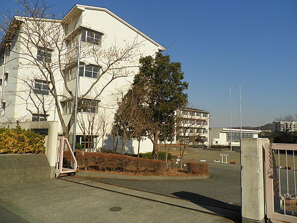 厚木市立森の里小学校まで637m