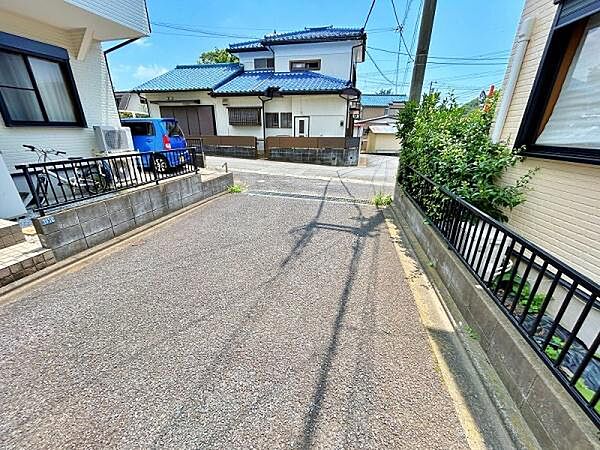 交通量が少なめな前面道路で安心です