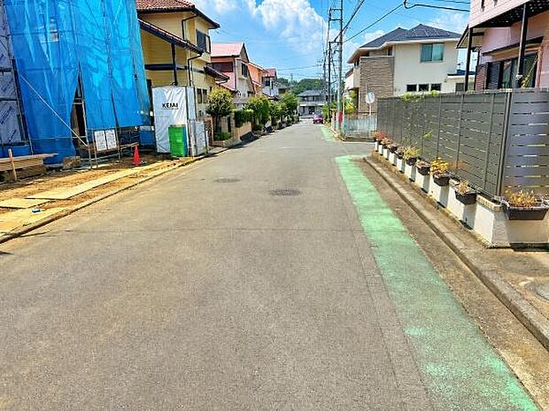 前面道路は広々6m