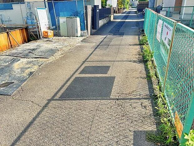 交通量が少なめな前面道路で安心です