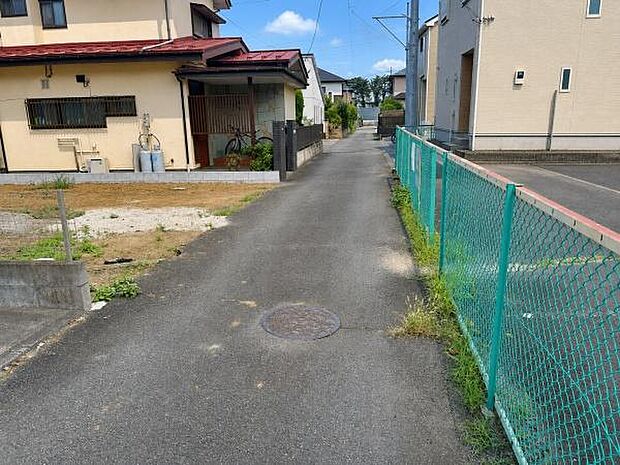 交通量が少なめな前面道路で安心です